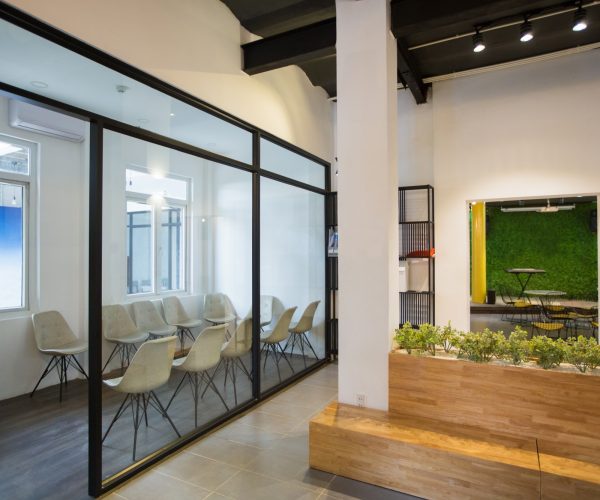 nobody-office-lobby-with-wooden-bench